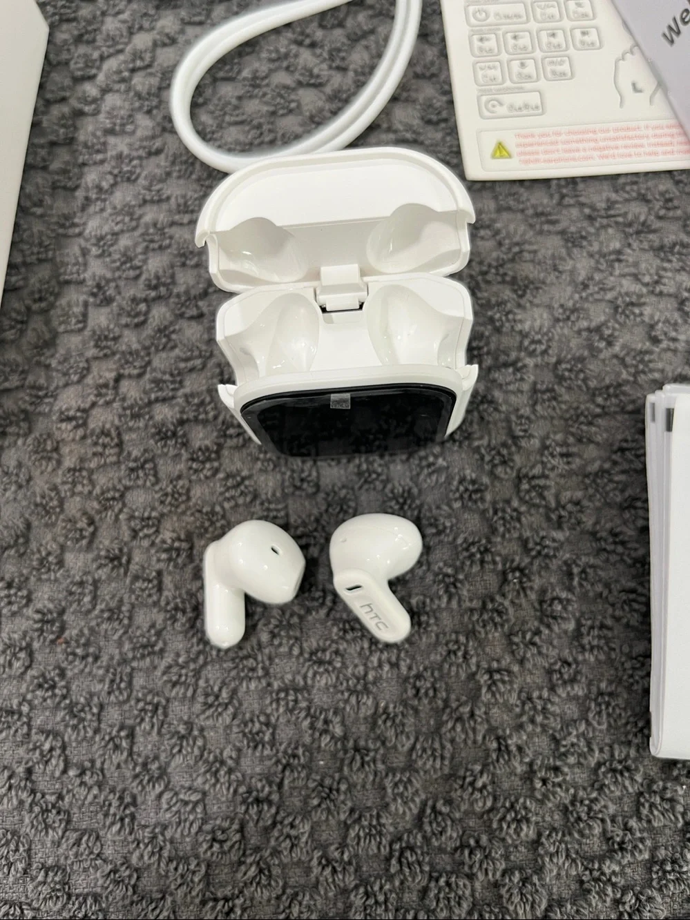 HTC Wireless Earphones 20 with White Charging Case and Black Display